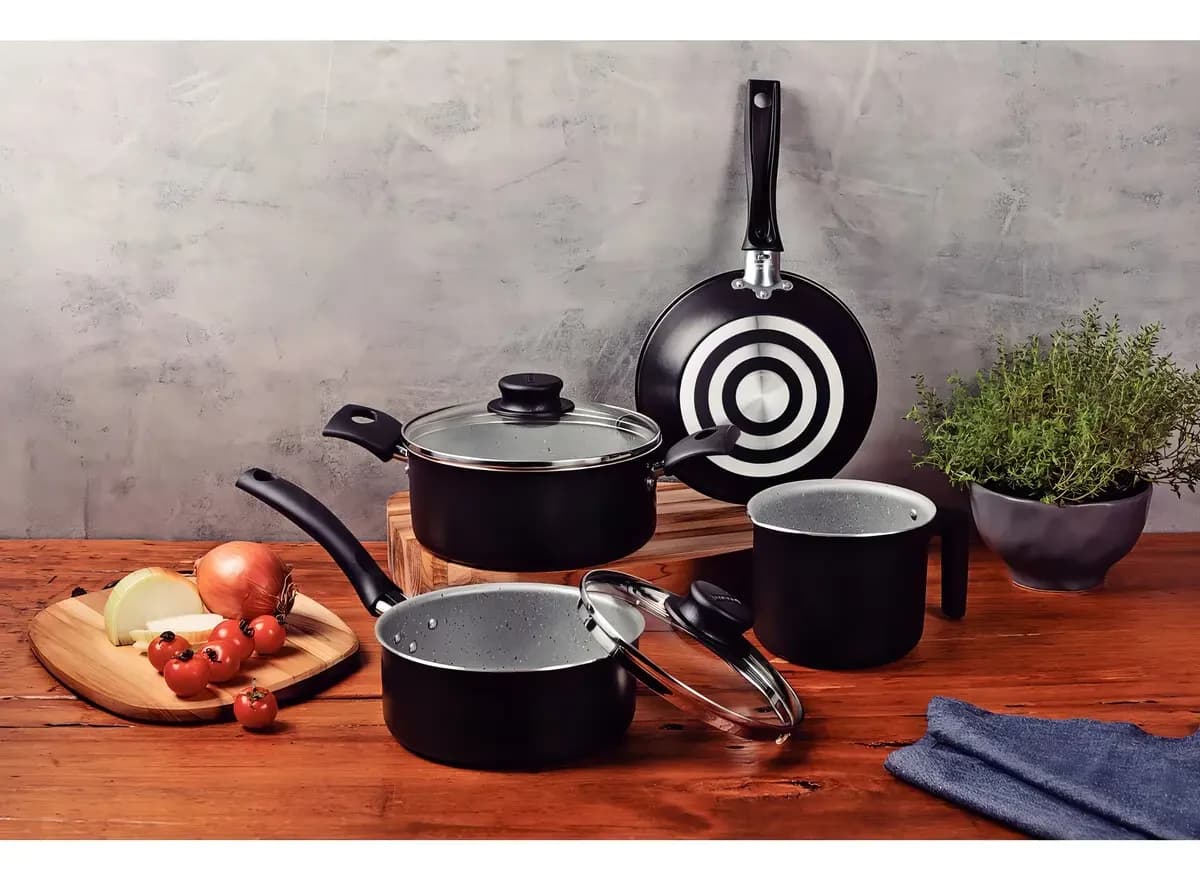 Conjunto de panelas Turim disposto sobre uma bancada de cozinha.