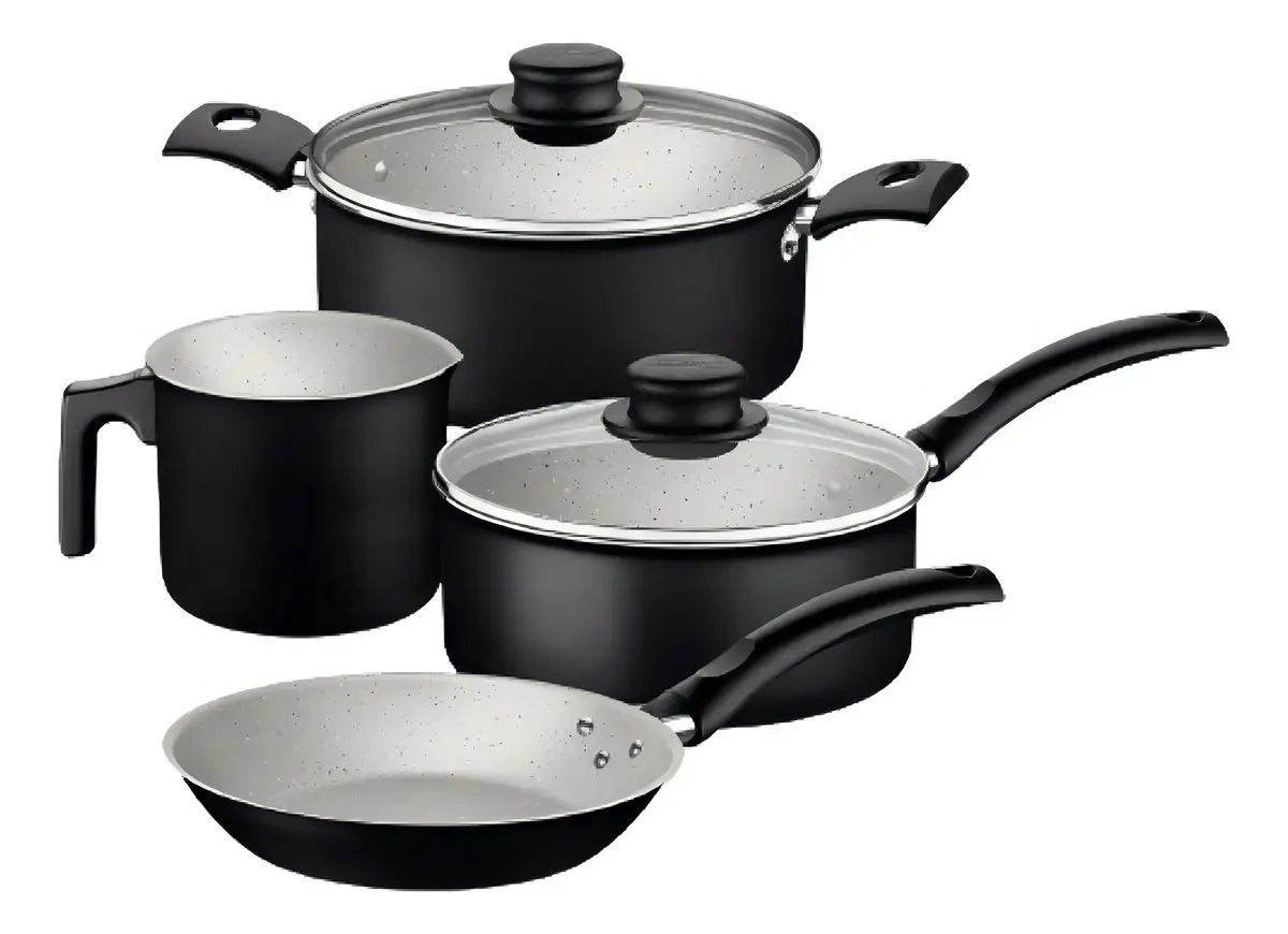 Conjunto preto Tramontina Turim com frigideira, panela, caçarola e fervedor.